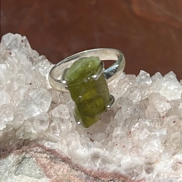 NATURAL PERIDOT 925 STERLING SILVER RING, SIZE 6 - Picture 4 of 7